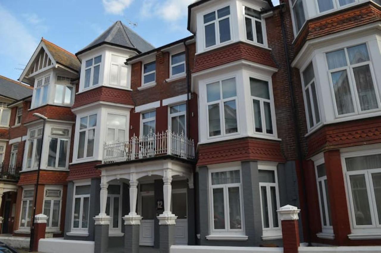 Pier12 Apartment Eastbourne Bagian luar foto