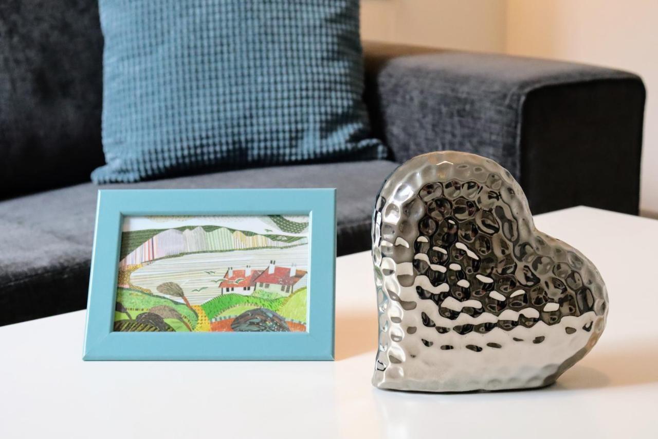 Pier12 Apartment Eastbourne Bagian luar foto