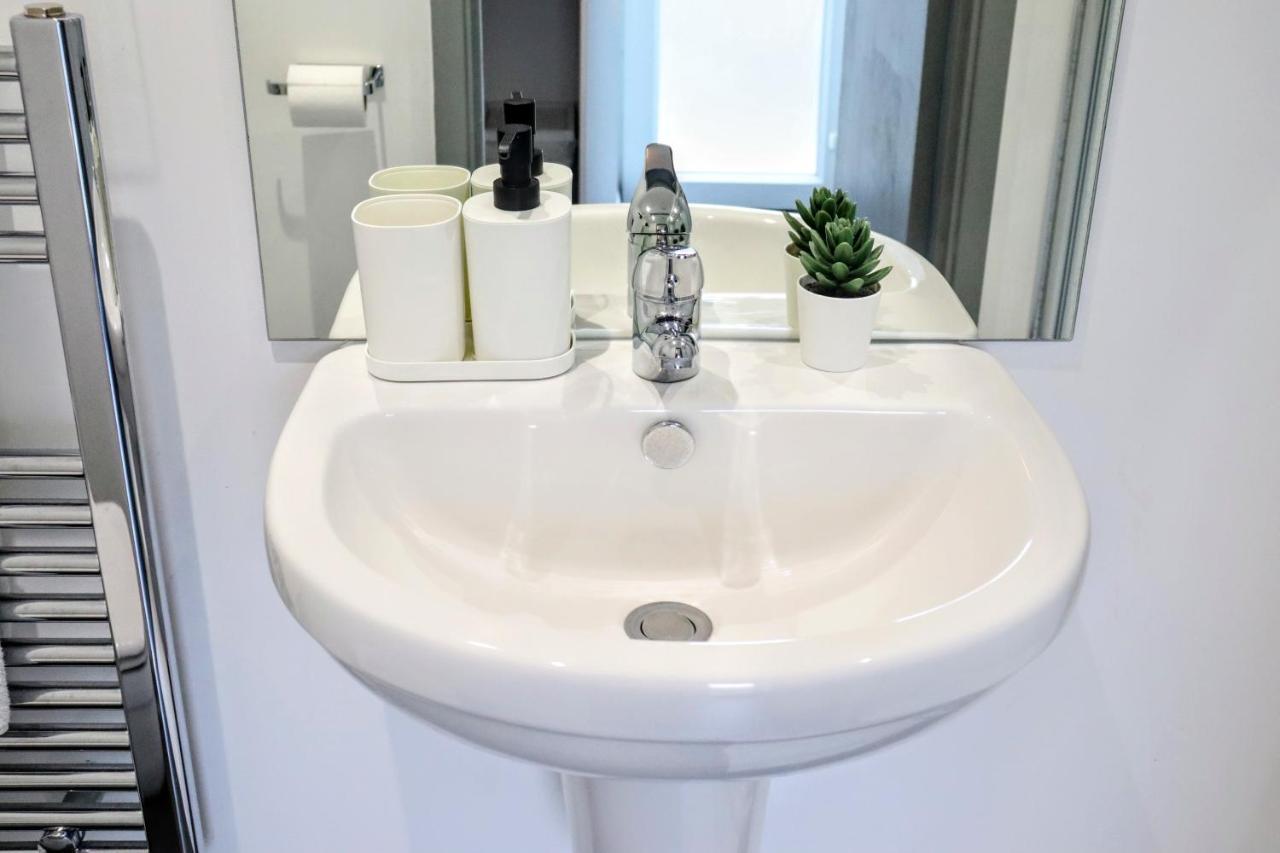 Pier12 Apartment Eastbourne Bagian luar foto